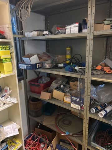 1423614-32 Lager med hyllor, bänk och innehåll