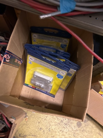 1423614-33 Lager med hyllor, bänk och innehåll