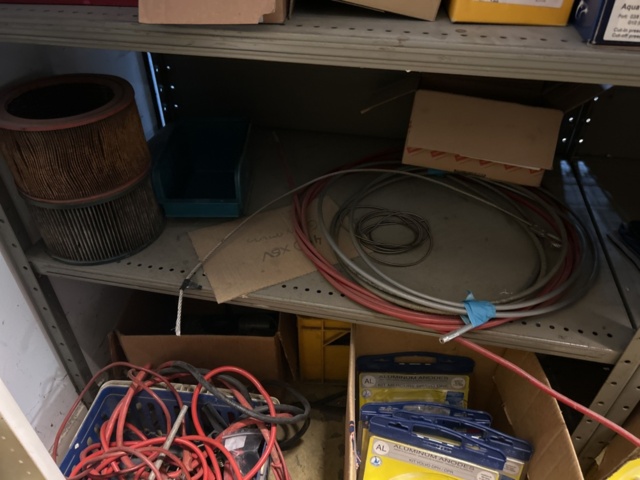 1423614-34 Lager med hyllor, bänk och innehåll