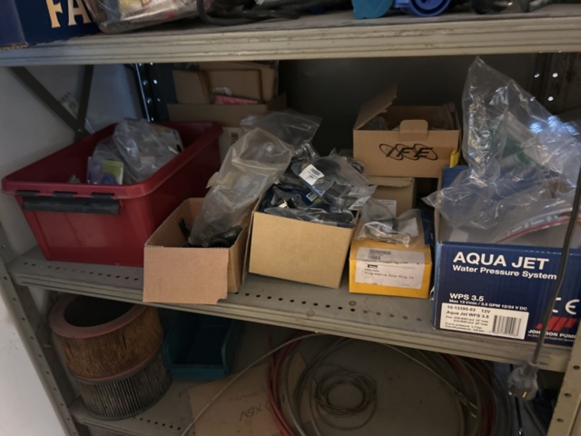 1423614-35 Lager med hyllor, bänk och innehåll