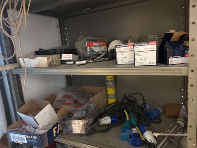 1423614-36 Lager med hyllor, bänk och innehåll