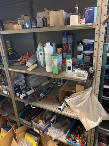 1423614-37 Lager med hyllor, bänk och innehåll