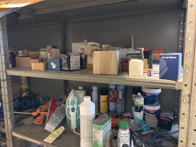 1423614-38 Lager med hyllor, bänk och innehåll