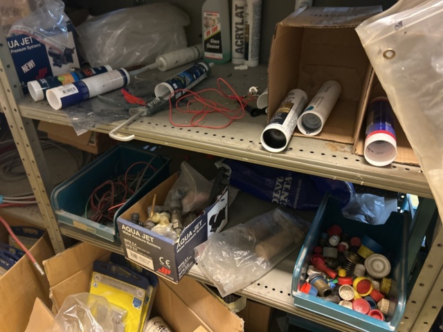 1423614-39 Lager med hyllor, bänk och innehåll