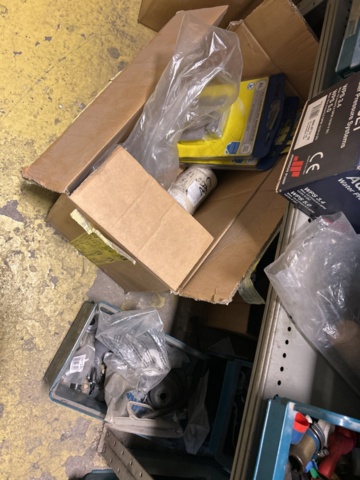 1423614-40 Lager med hyllor, bänk och innehåll