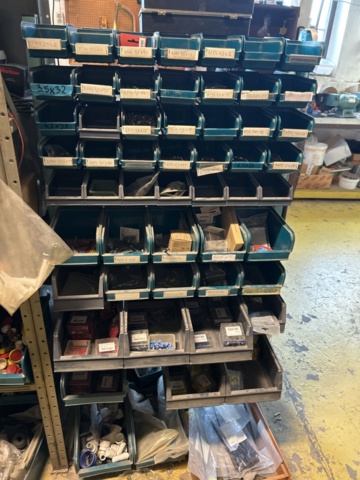 1423614-41 Lager med hyllor, bänk och innehåll