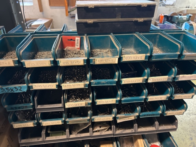 1423614-42 Lager med hyllor, bänk och innehåll