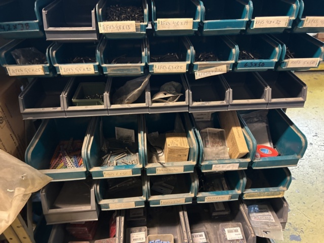 1423614-43 Lager med hyllor, bänk och innehåll