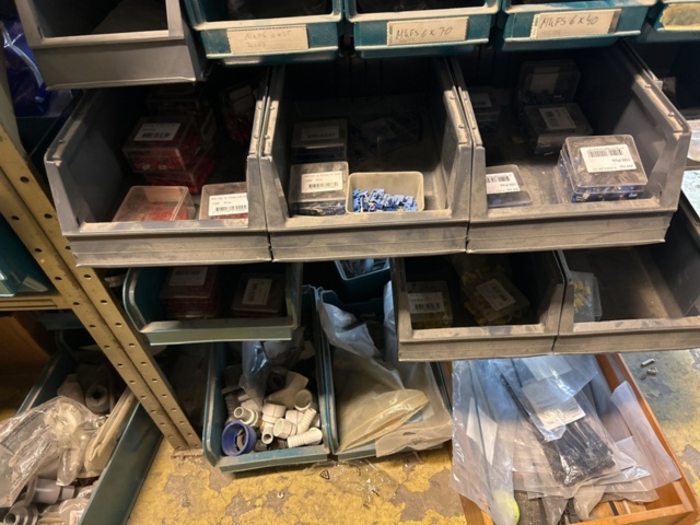 1423614-44 Lager med hyllor, bänk och innehåll