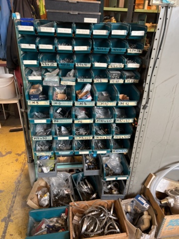 1423614-45 Lager med hyllor, bänk och innehåll