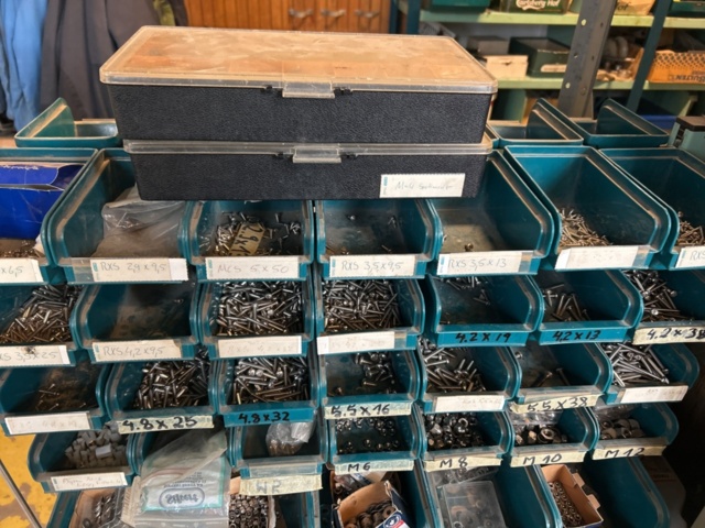 1423614-46 Lager med hyllor, bänk och innehåll