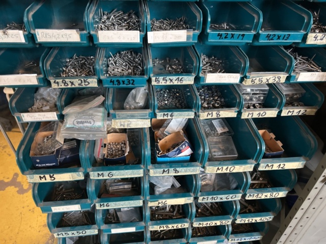 1423614-47 Lager med hyllor, bänk och innehåll