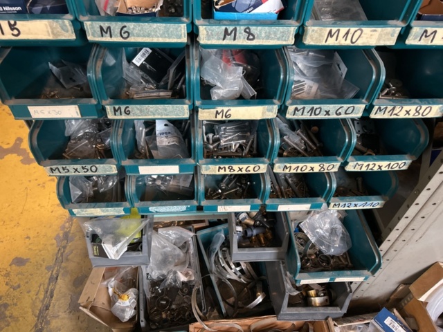 1423614-48 Lager med hyllor, bänk och innehåll