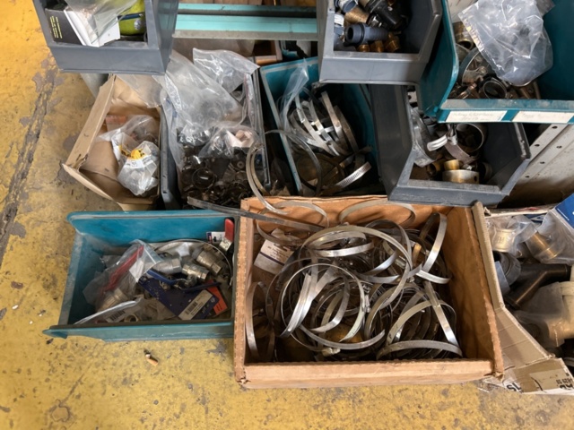 1423614-49 Lager med hyllor, bänk och innehåll