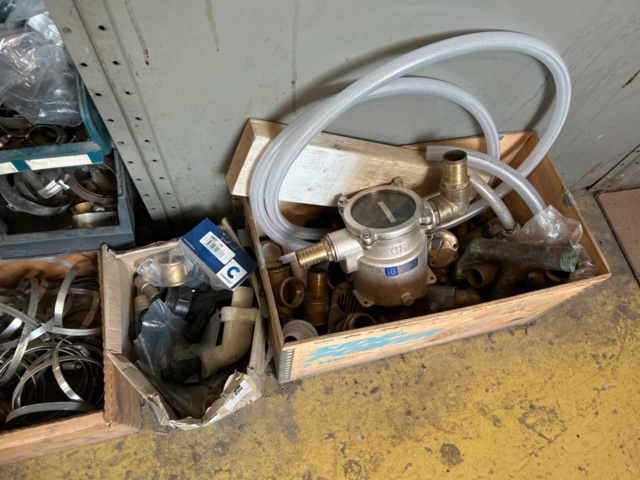 1423614-50 Lager med hyllor, bänk och innehåll