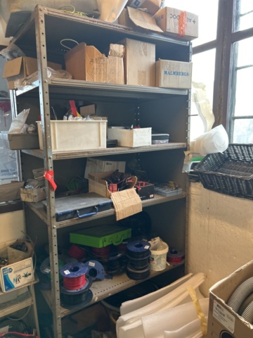 1423614-52 Lager med hyllor, bänk och innehåll