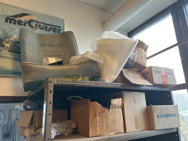 1423614-53 Lager med hyllor, bänk och innehåll