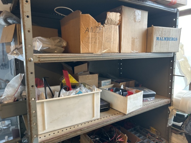 1423614-54 Lager med hyllor, bänk och innehåll