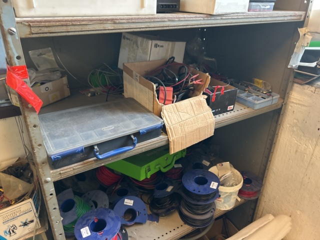 1423614-55 Lager med hyllor, bänk och innehåll