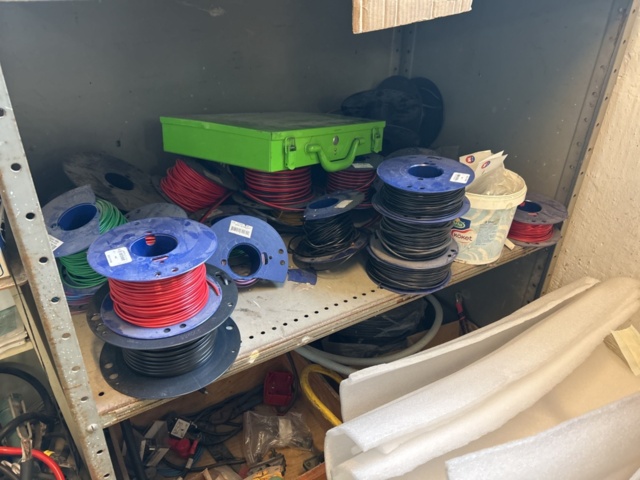 1423614-56 Lager med hyllor, bänk och innehåll