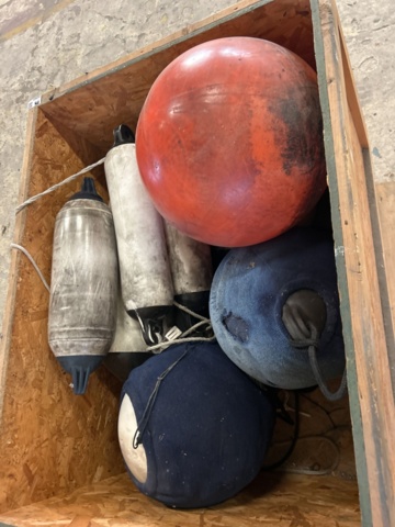 1423631-2 Pall med fendrar och boj