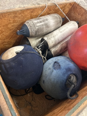 1423631-3 Pall med fendrar och boj