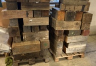 1423640 Samling med träreglar och block på pall