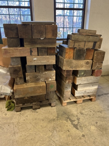 1423640-1 Samling med träreglar och block på pall