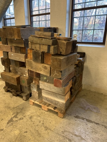 1423640-2 Samling med träreglar och block på pall