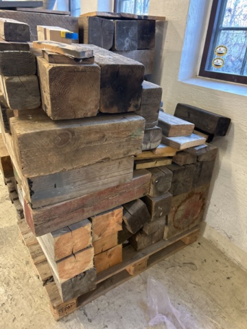 1423640-3 Samling med träreglar och block på pall