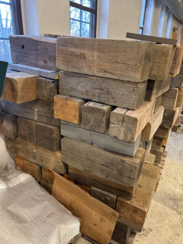 1423640-4 Samling med träreglar och block på pall