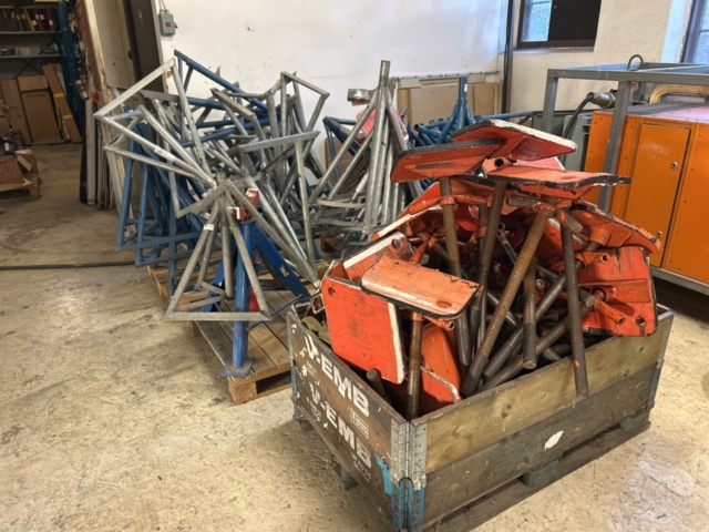 1423642-2 Större samling med diverse båtstöttor