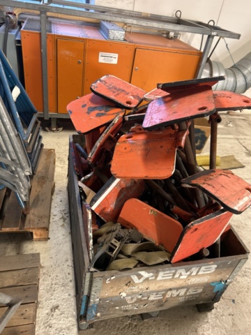 1423642-8 Större samling med diverse båtstöttor