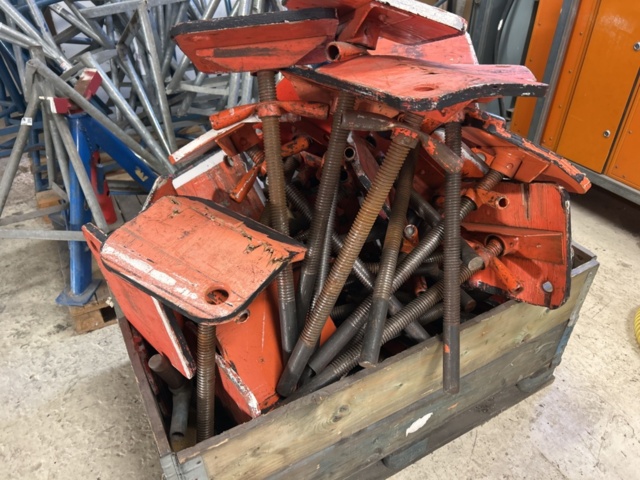 1423642-6 Större samling med diverse båtstöttor