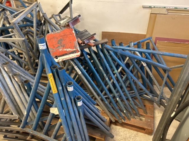 1423642-7 Större samling med diverse båtstöttor