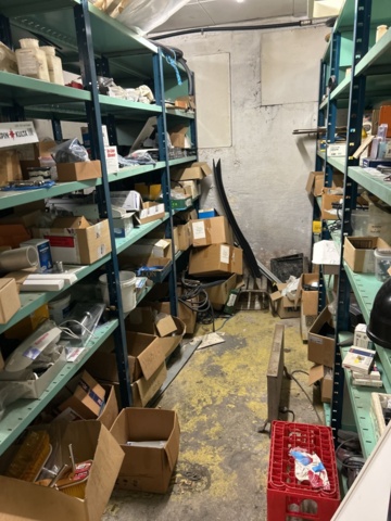 1423644-2 Lager med hyllor och reservdelar från båtverkstad - 21 sektioner plåthyllor