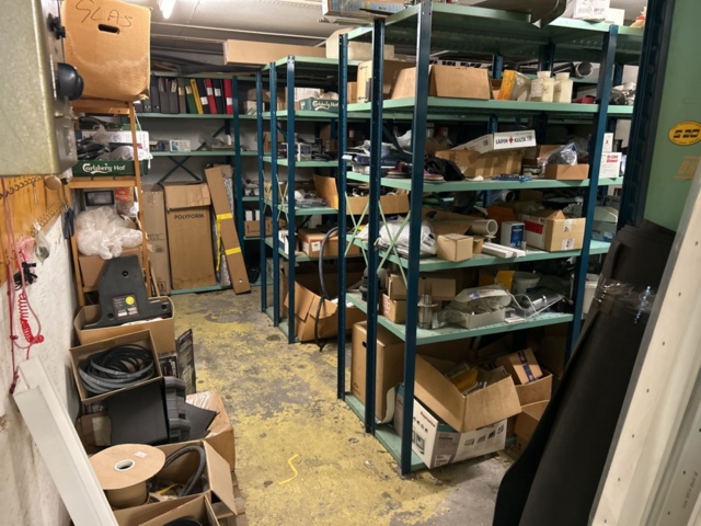 1423644-1 Lager med hyllor och reservdelar från båtverkstad - 21 sektioner plåthyllor