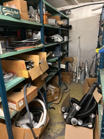 1423644-3 Lager med hyllor och reservdelar från båtverkstad - 21 sektioner plåthyllor