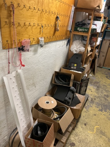 1423644-5 Lager med hyllor och reservdelar från båtverkstad - 21 sektioner plåthyllor