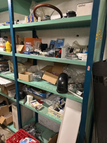 1423644-6 Lager med hyllor och reservdelar från båtverkstad - 21 sektioner plåthyllor