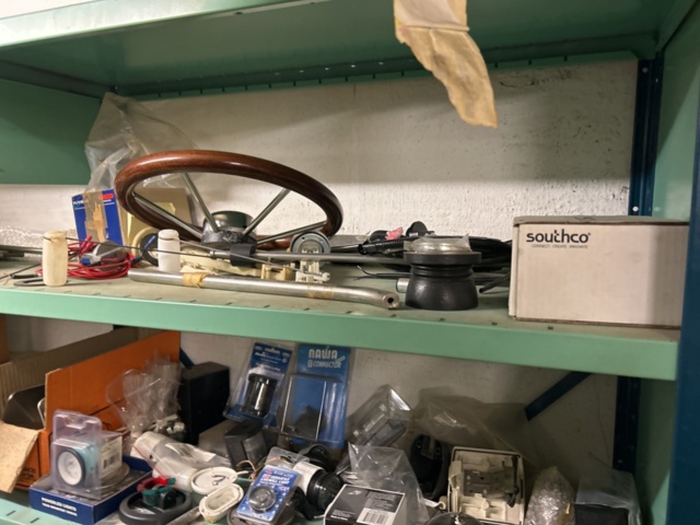 1423644-7 Lager med hyllor och reservdelar från båtverkstad - 21 sektioner plåthyllor