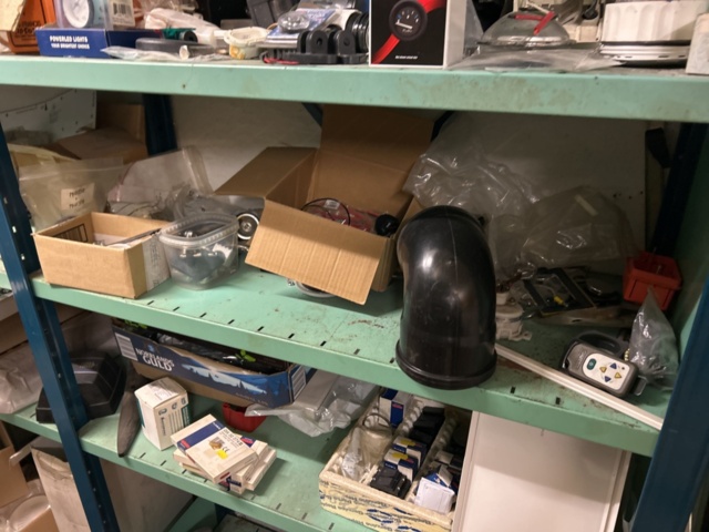 1423644-8 Lager med hyllor och reservdelar från båtverkstad - 21 sektioner plåthyllor