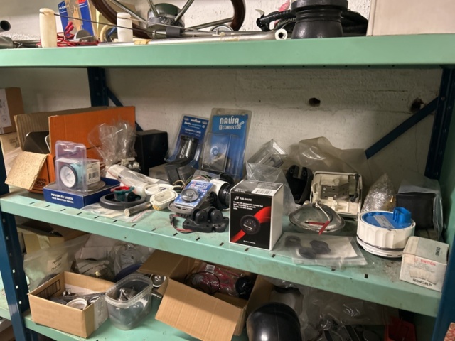 1423644-9 Lager med hyllor och reservdelar från båtverkstad - 21 sektioner plåthyllor