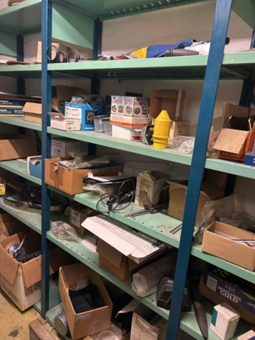 1423644-10 Lager med hyllor och reservdelar från båtverkstad - 21 sektioner plåthyllor