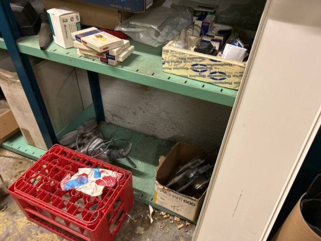 1423644-11 Lager med hyllor och reservdelar från båtverkstad - 21 sektioner plåthyllor