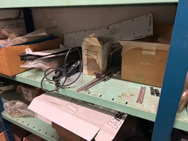 1423644-12 Lager med hyllor och reservdelar från båtverkstad - 21 sektioner plåthyllor