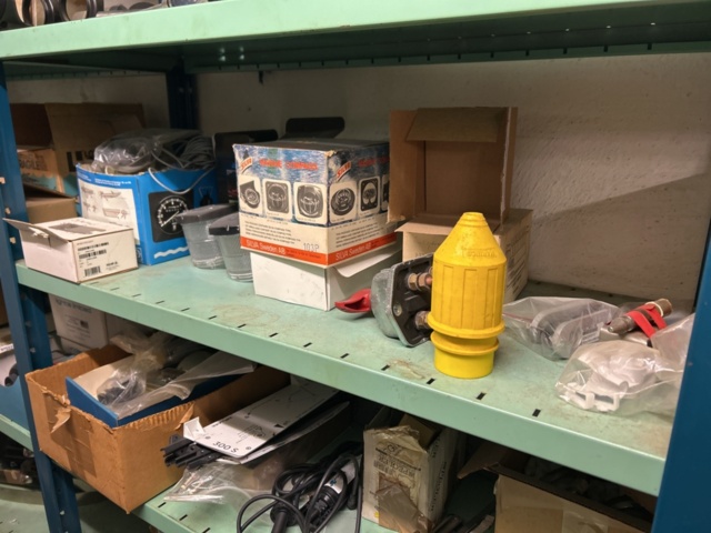 1423644-14 Lager med hyllor och reservdelar från båtverkstad - 21 sektioner plåthyllor