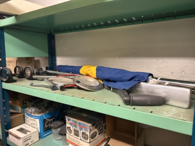 1423644-13 Lager med hyllor och reservdelar från båtverkstad - 21 sektioner plåthyllor