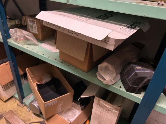 1423644-15 Lager med hyllor och reservdelar från båtverkstad - 21 sektioner plåthyllor