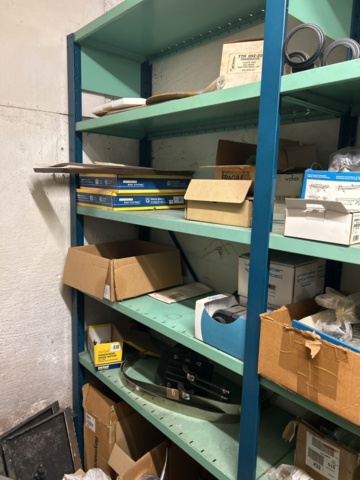 1423644-16 Lager med hyllor och reservdelar från båtverkstad - 21 sektioner plåthyllor